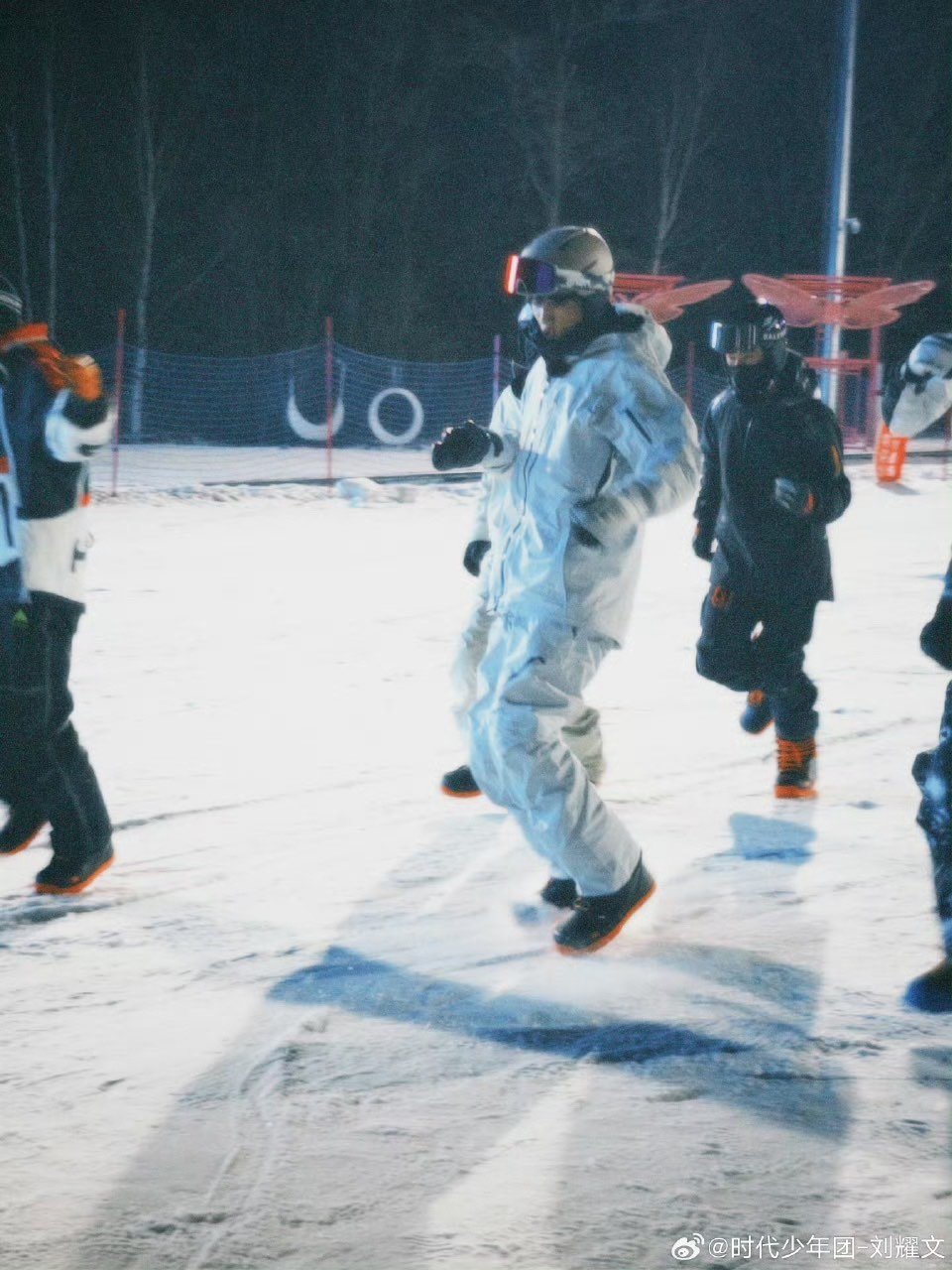 刘耀文自称天赋过人晒滑雪视频