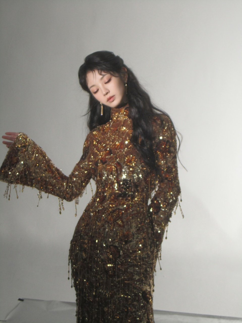 田曦薇璀璨如星流光剪影亮相