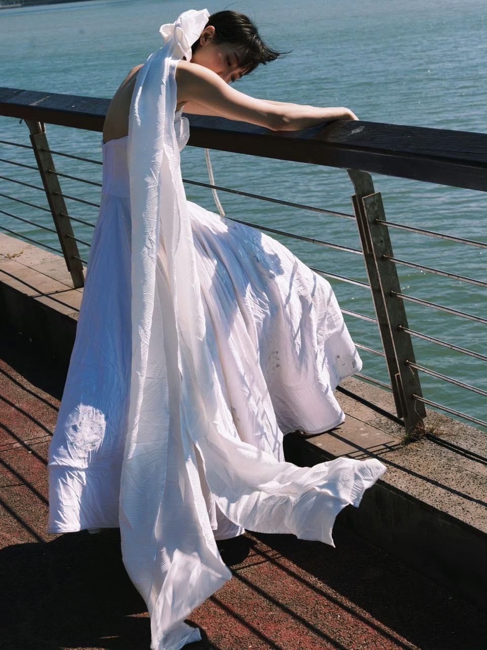 宋茜短发造型搭配超大蝴蝶结发饰亮相