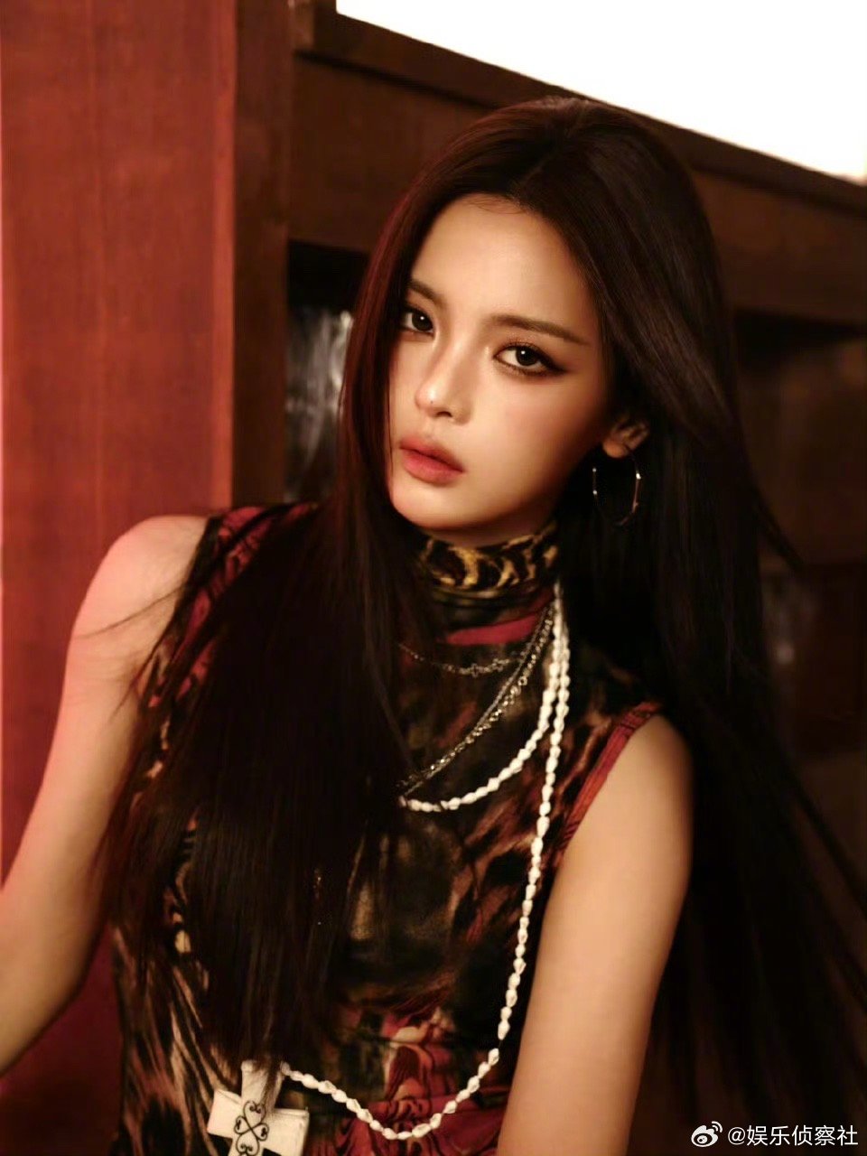 杨超越以辣妹风造型亮相