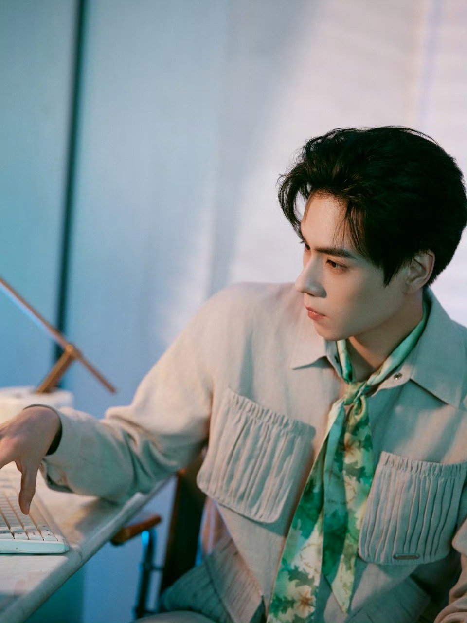 胡一天工作状态曝光，帅气认真引关注