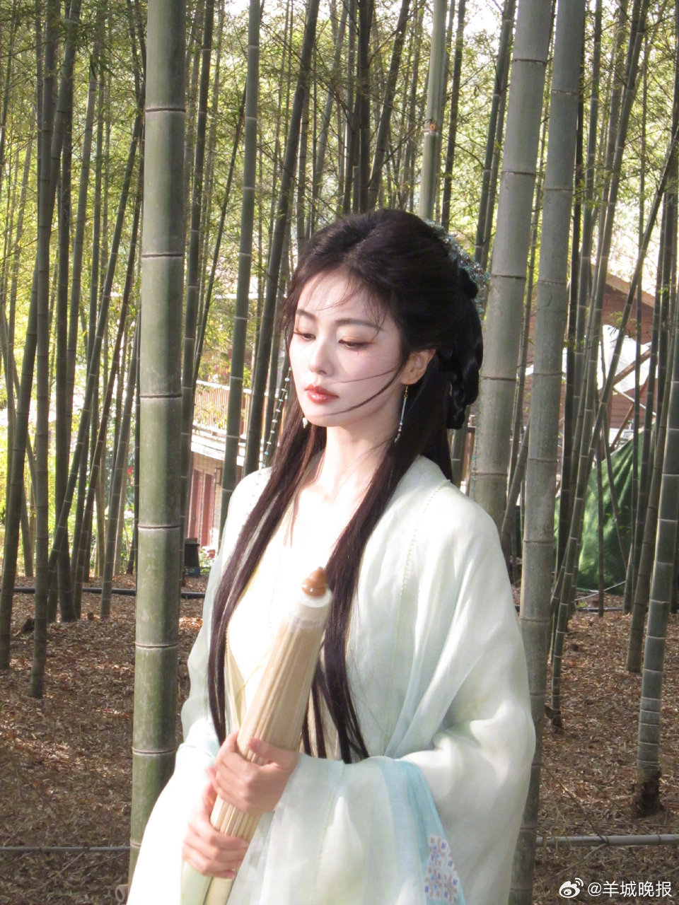 跨年晚会女星妆造引热议，白鹿关晓彤等亮相