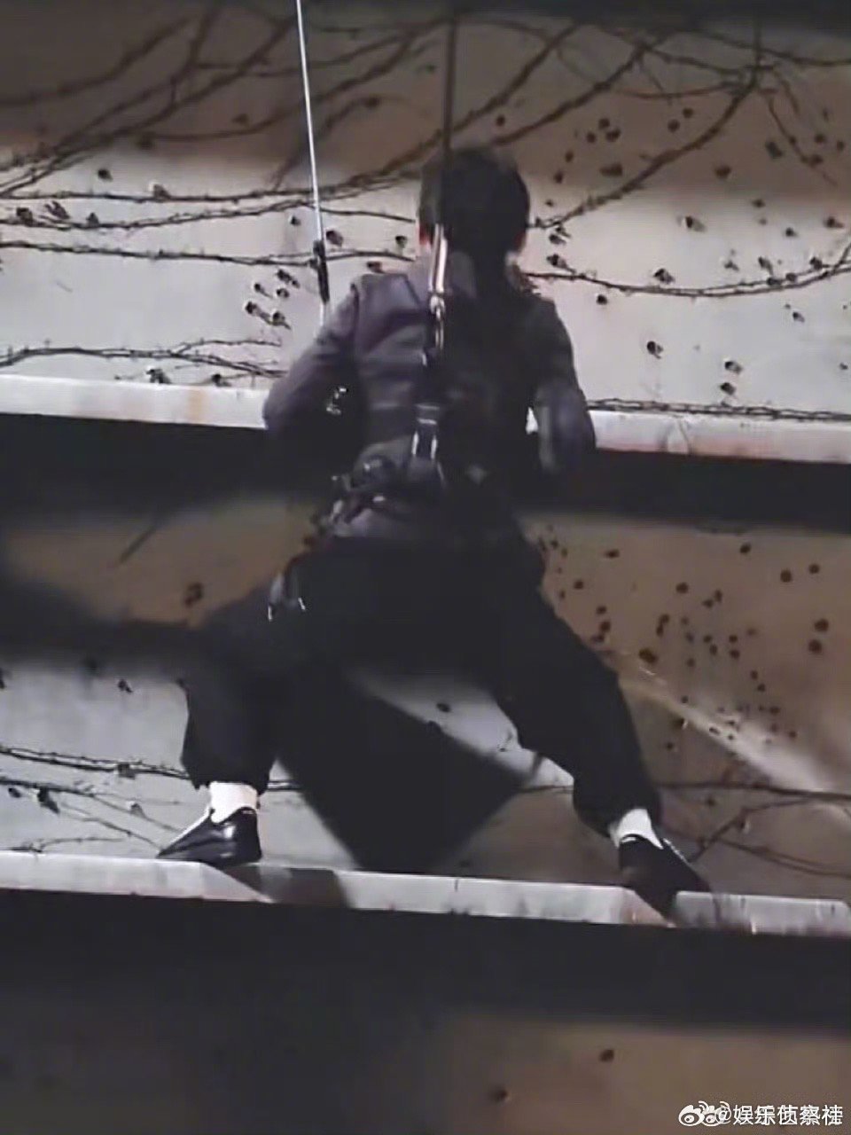 吴谨言攀爬展女汉子风采