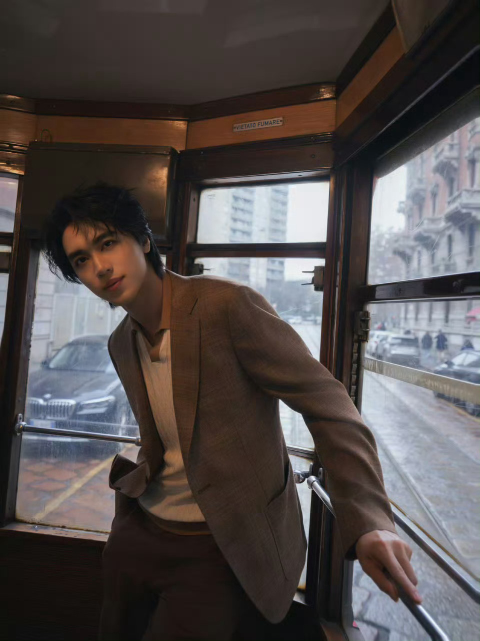 许魏洲穿CANALI美拉德西服亮相米兰秀场