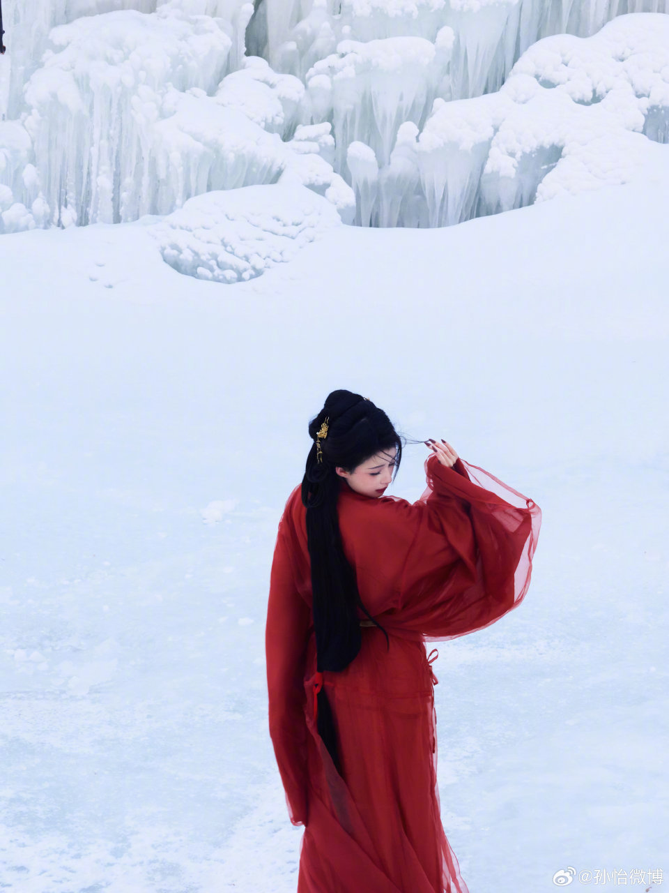 孙怡红衣造型惊艳亮相