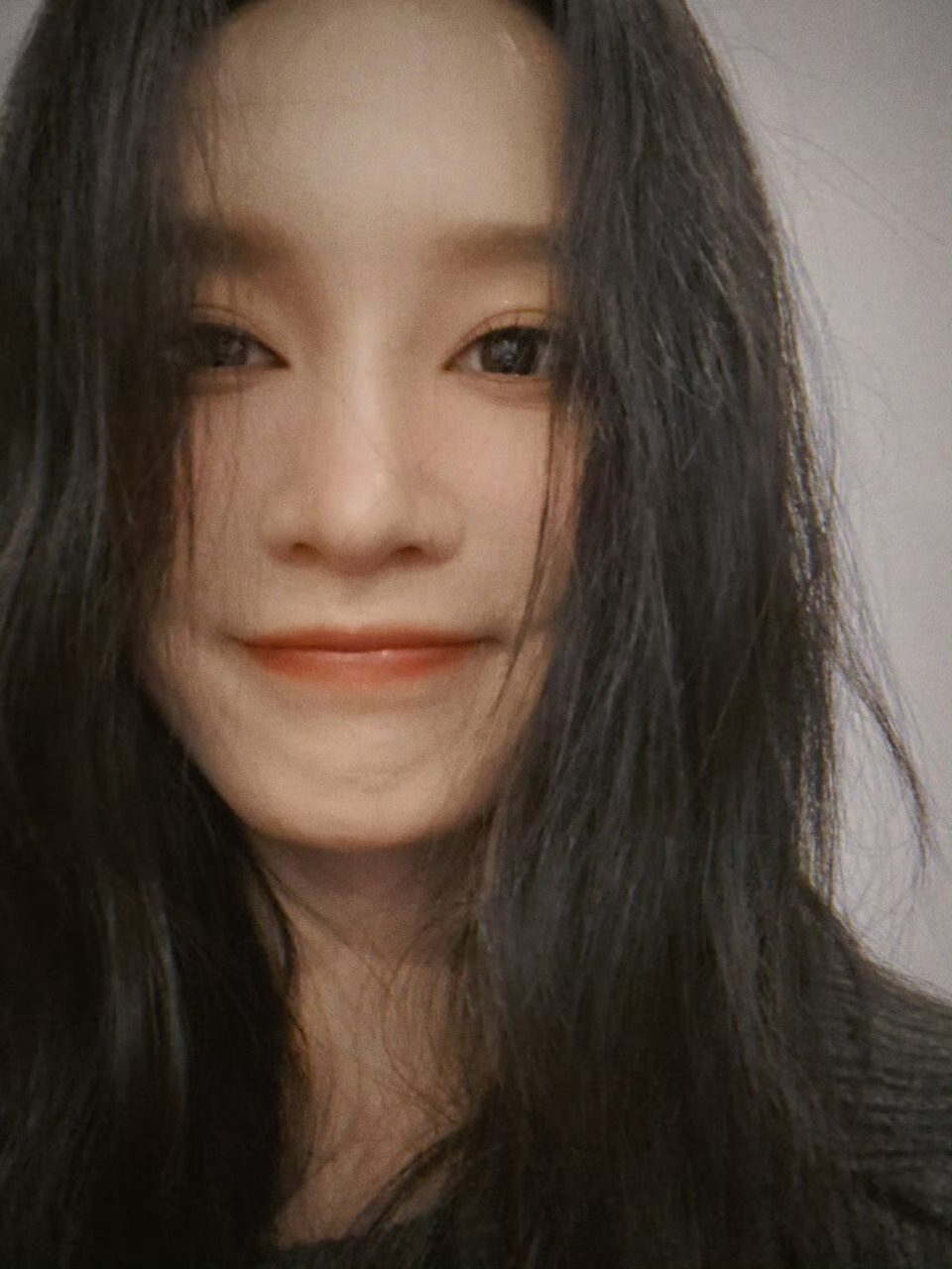 李沁立春晒六宫格怼脸自拍照