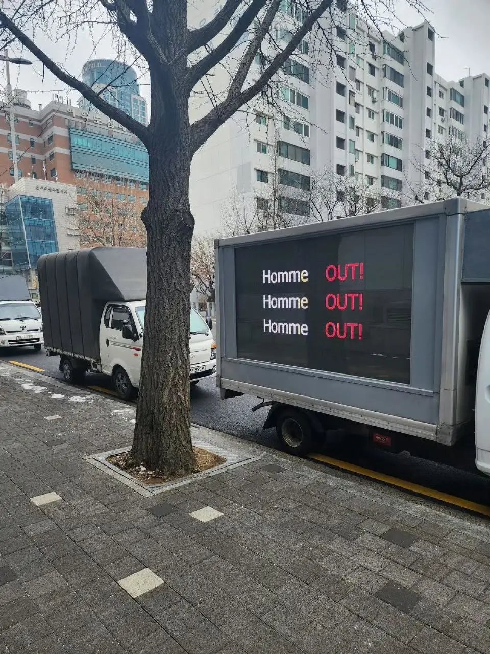 HLE遭粉丝卡车抗议，要求更换教练