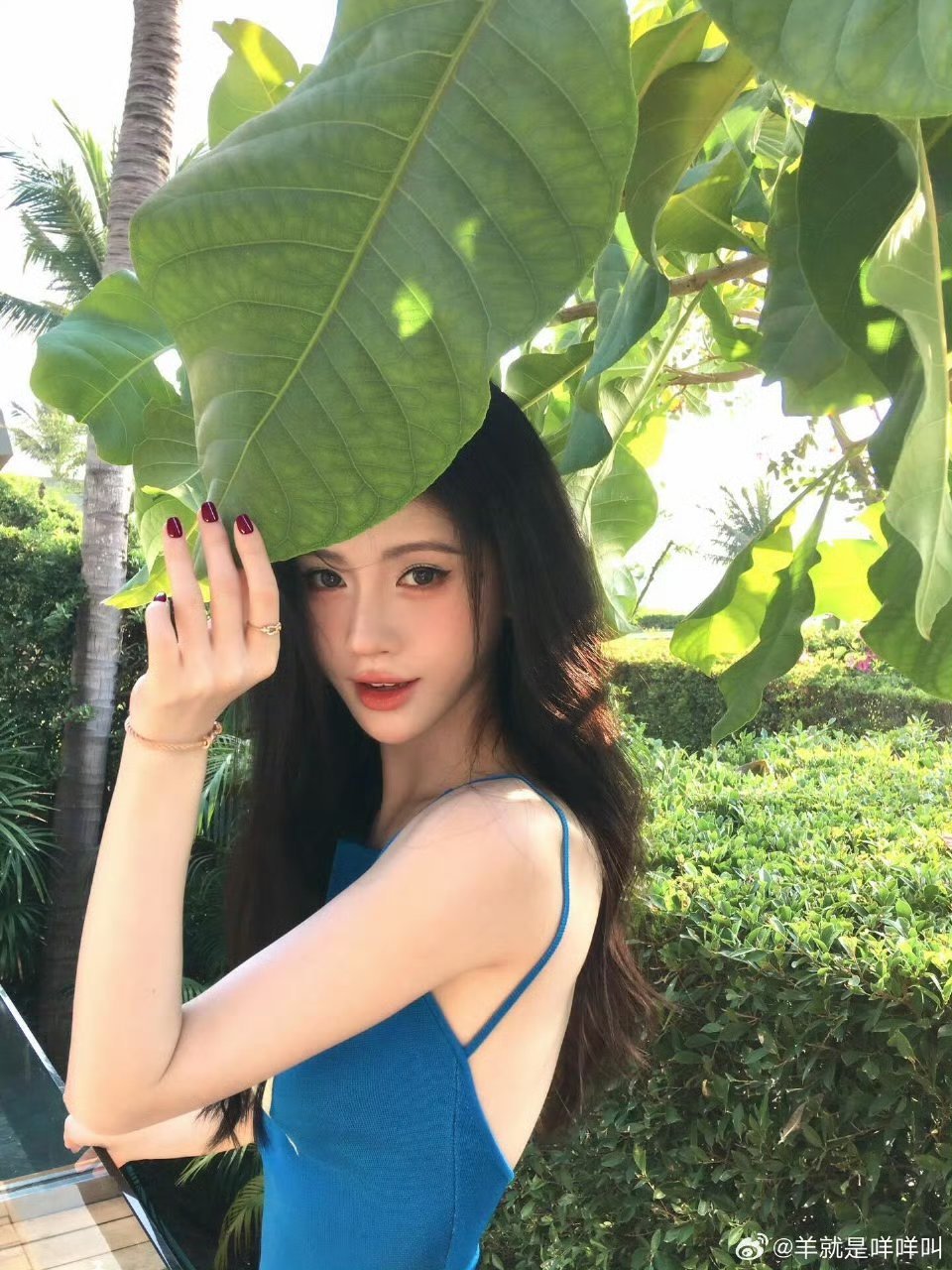 鞠婧祎蓝色吊带造型亮相