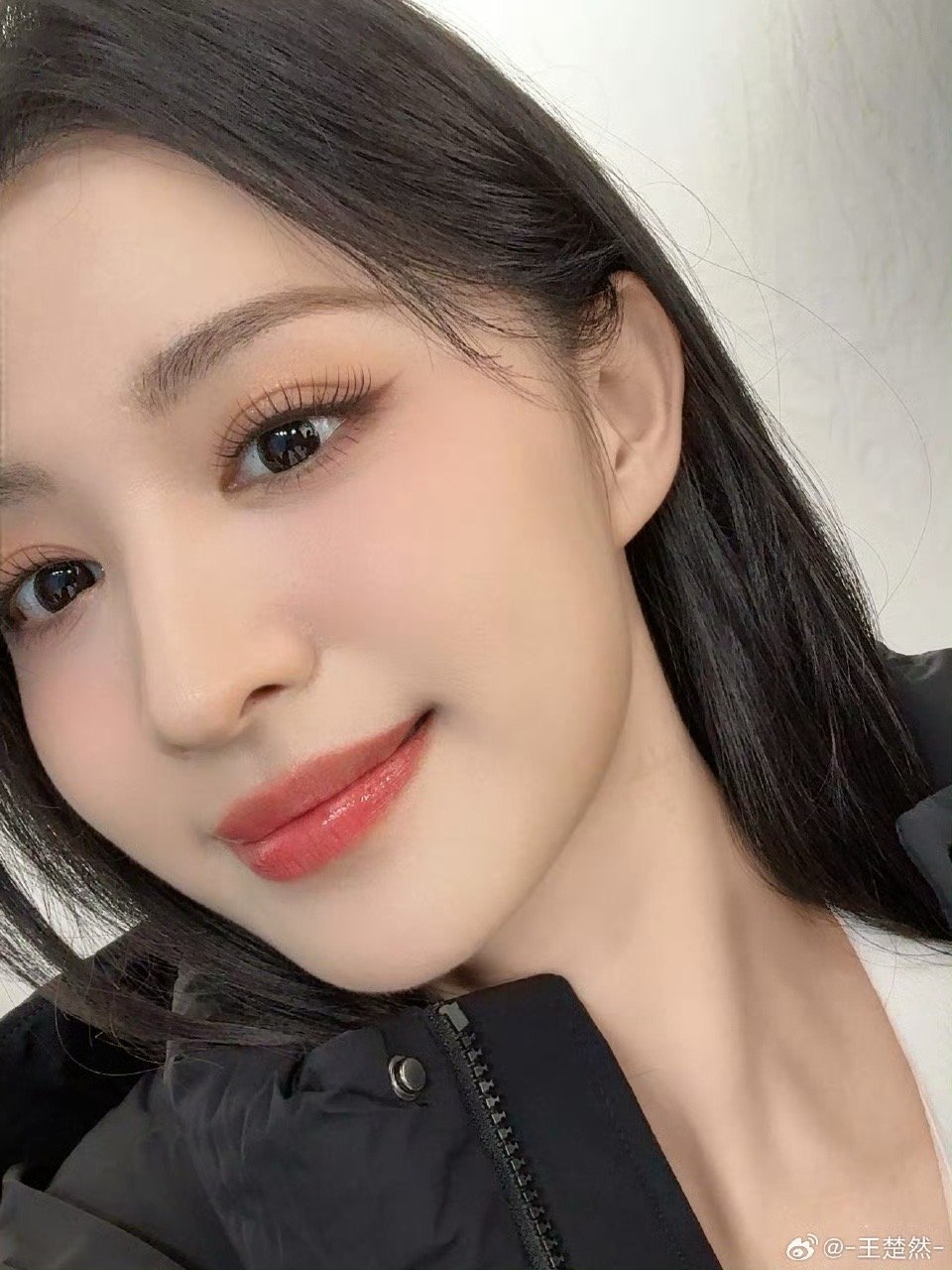 王楚然小年晒自拍送祝福，淡妆出镜气质清冷甜美