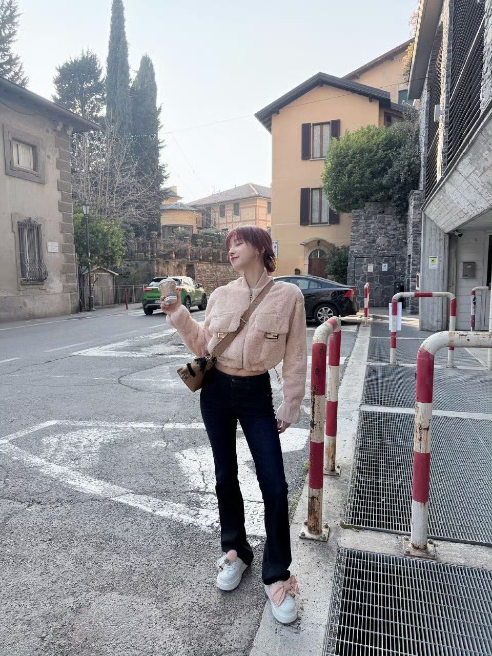 宋雨琦粉发旅行随拍曝光，湖边喝果汁显松弛