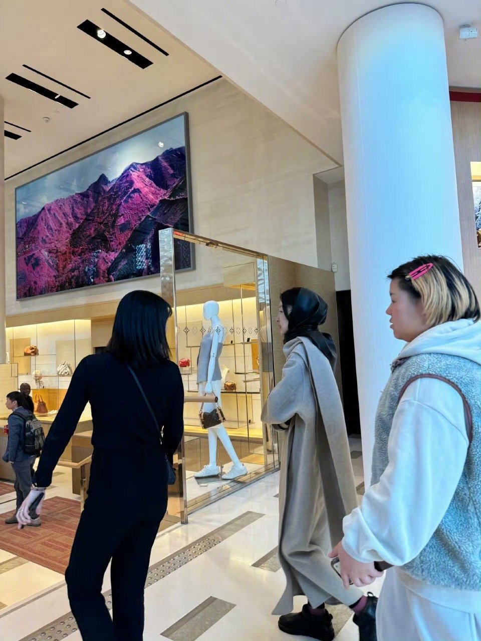 网友巴黎偶遇周冬雨，温柔穿搭气质出众