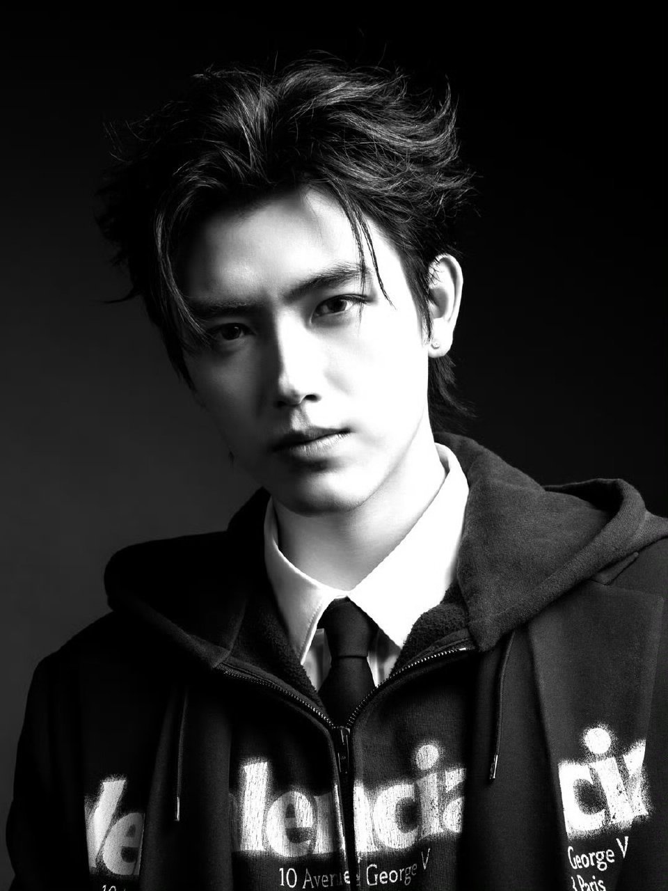 巴黎世家冬季大秀群星云集，杨超越陈飞宇等演绎黑白大片