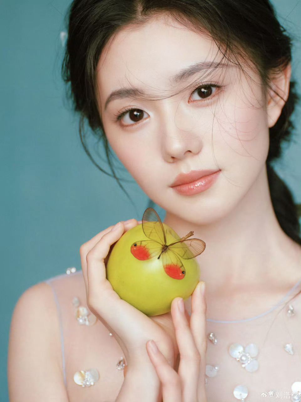 刘浩存展现油画少女感