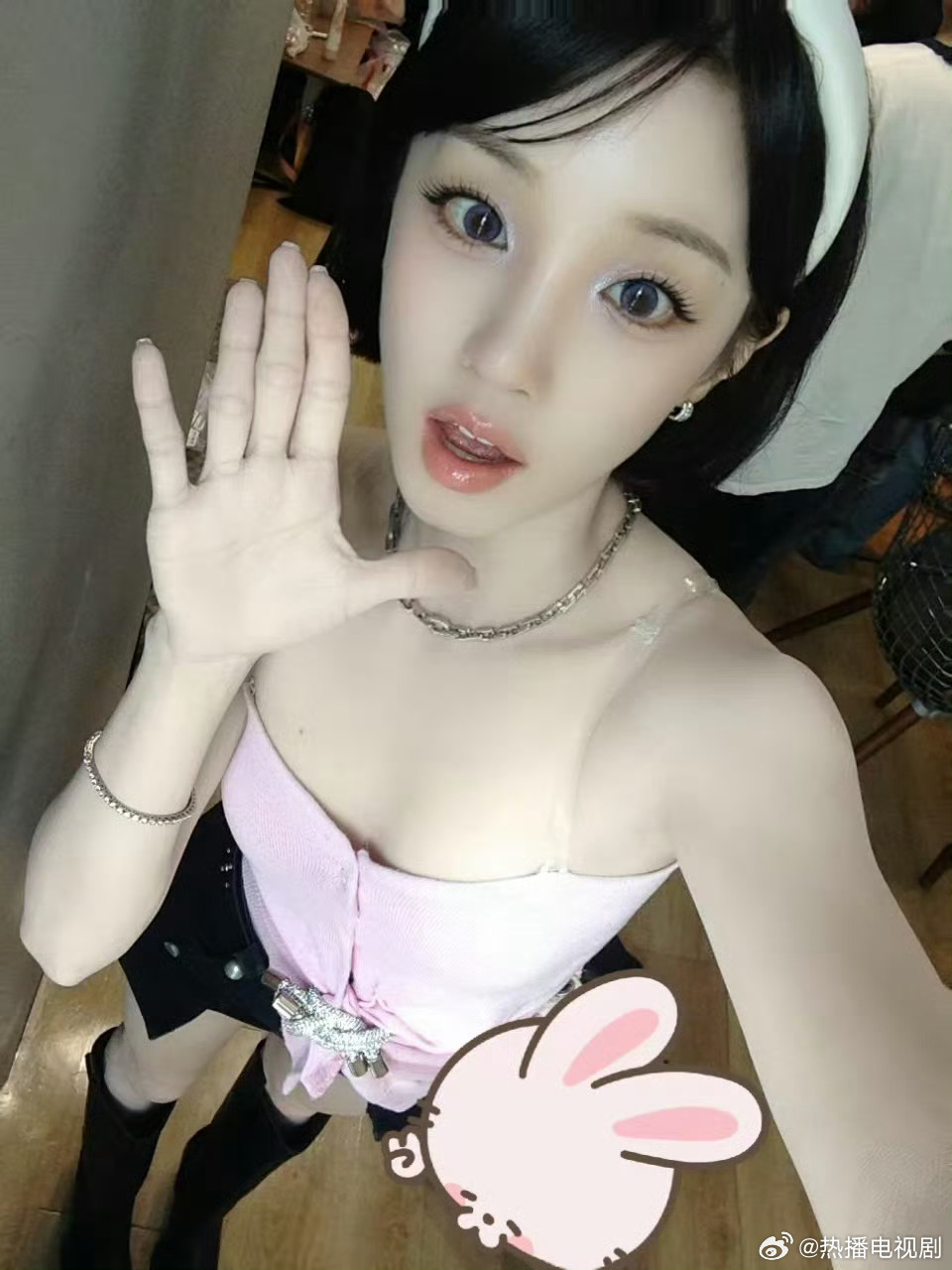宋雨琦亮晶晶双眼盛满星光，甜酷造型俏皮感十足