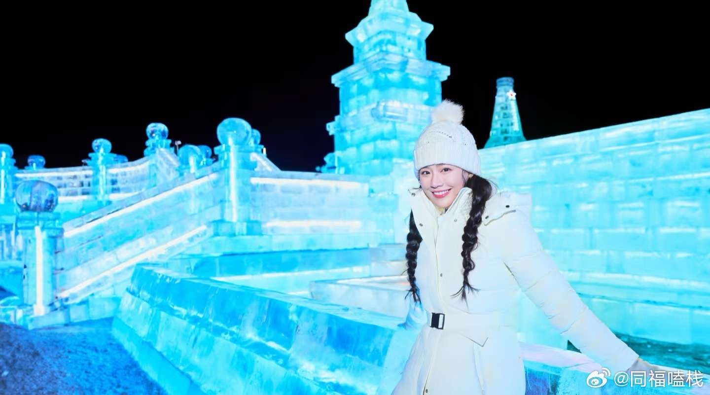 马思纯现身哈尔滨冰雪世界，感叹心情暖暖