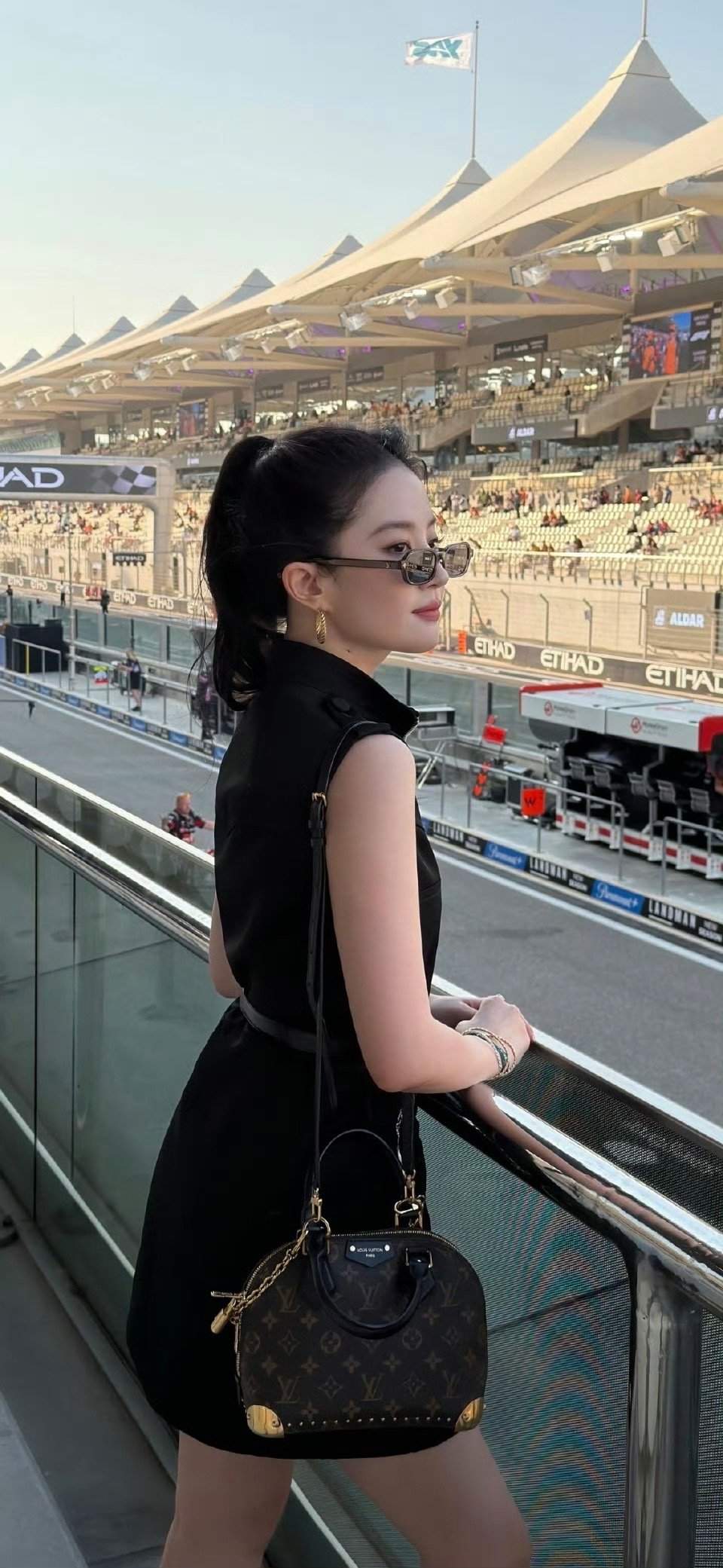 刘亦菲现身阿布扎比观赛F1