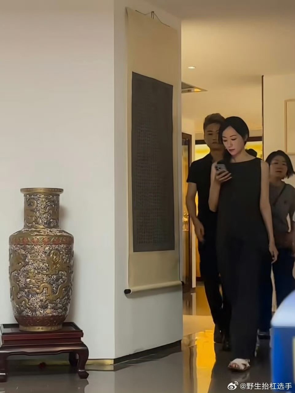 韩雪现身义乌市场，黑裙编发造型吸睛