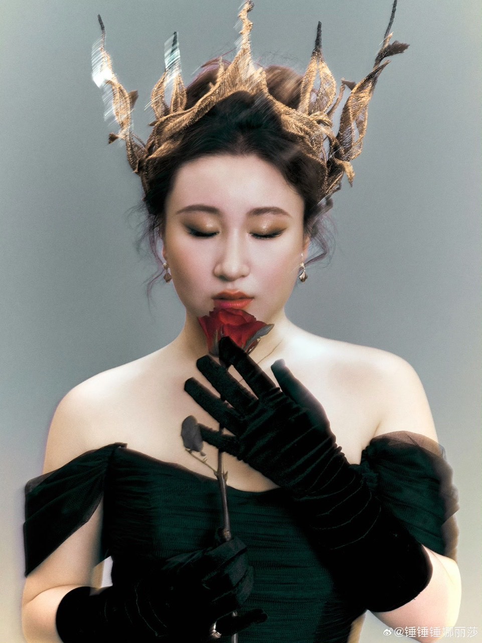 锤娜丽莎手捧玫瑰展现优雅魅力