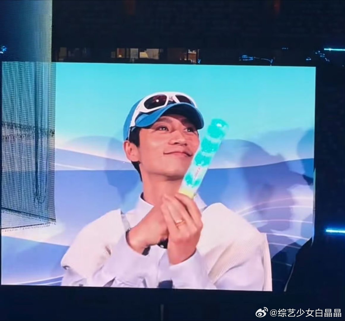魏晨惊喜现身张杰演唱会，快男兄弟同台引回忆