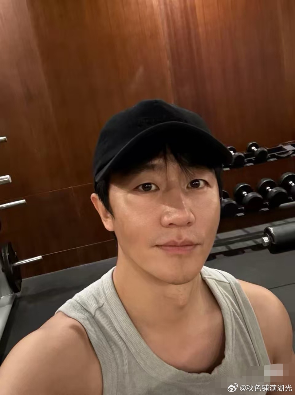 黄轩半裸健身秀背肌