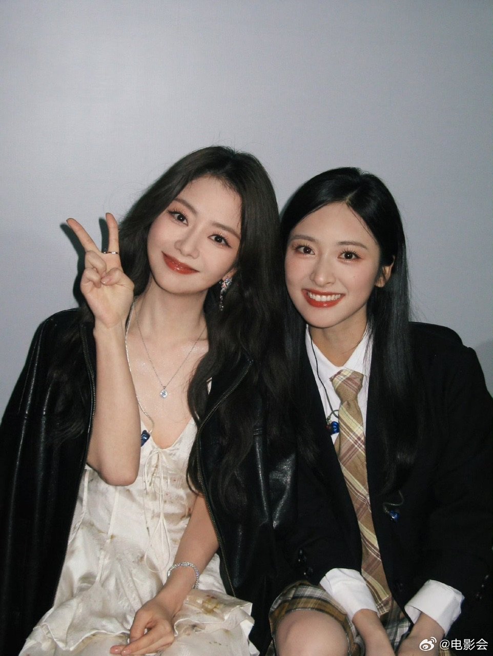 沈月谭松韵同框笑容神似引热议