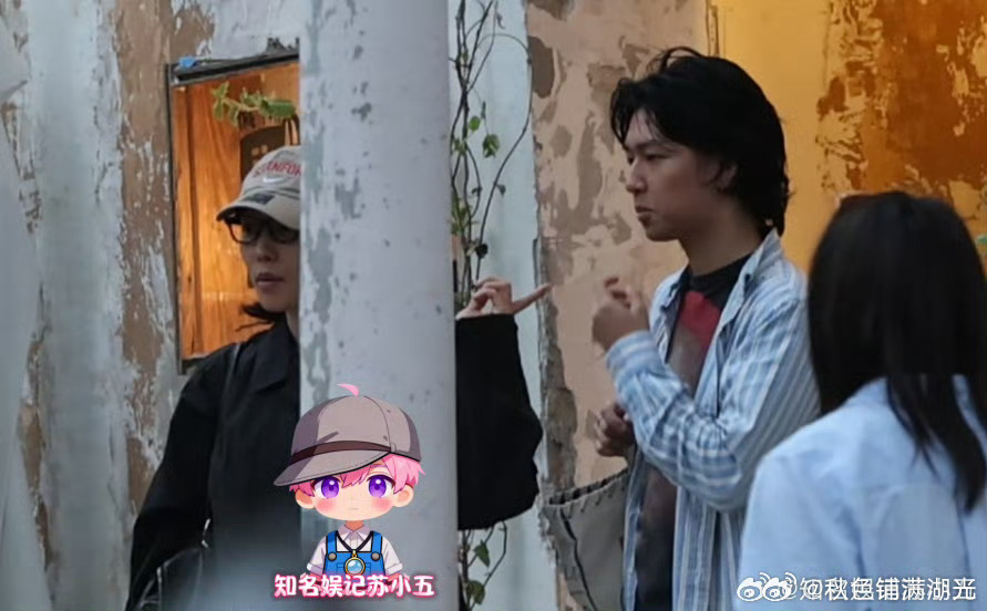 白百何携18岁大儿子与友人聚餐