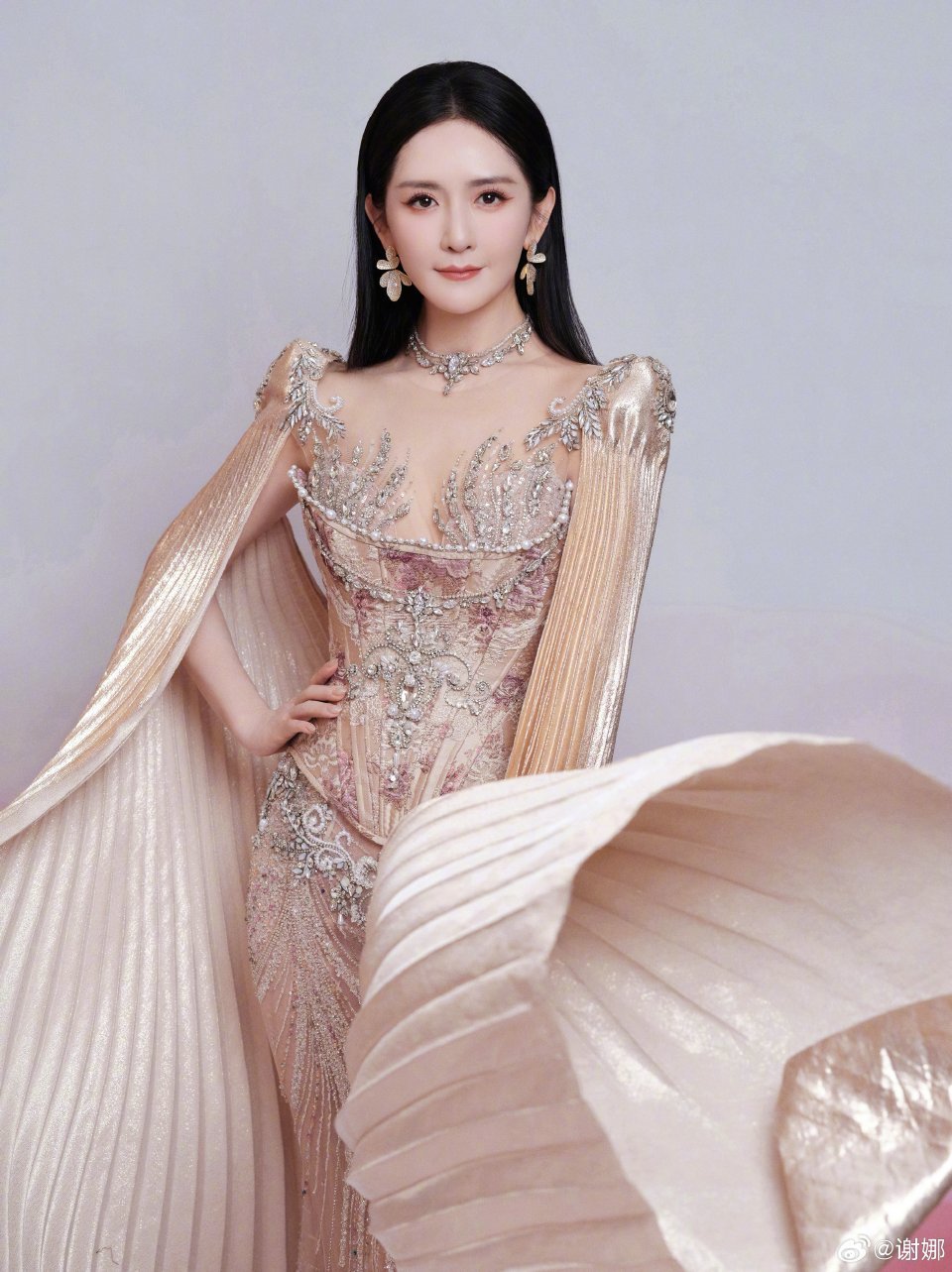 谢娜回应早期艺名叶子，称与所爱共事幸福快乐