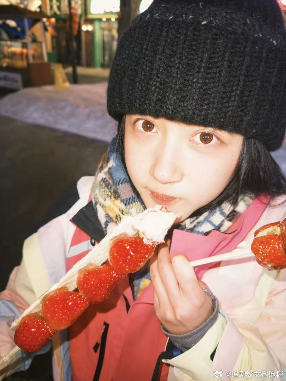 关晓彤零下二十度玩雪吃糖葫芦