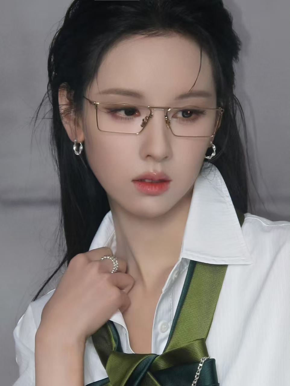 陈都灵金丝眼镜造型引热议