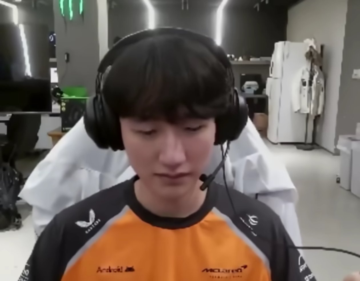 Peanut直播穿F1队服引热议