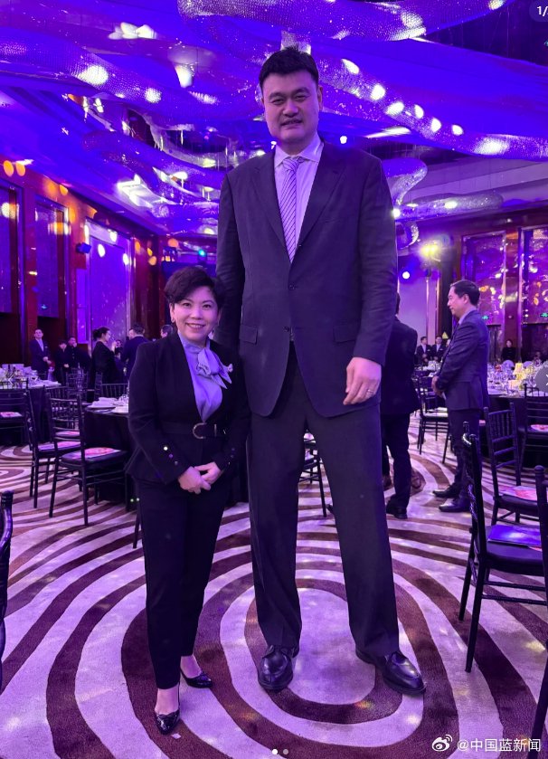 邓亚萍晒与姚明合影，配文又和老朋友见面