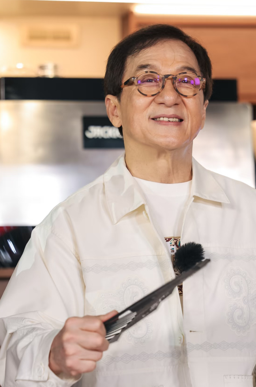 宋亚轩模仿成龙表演引热议