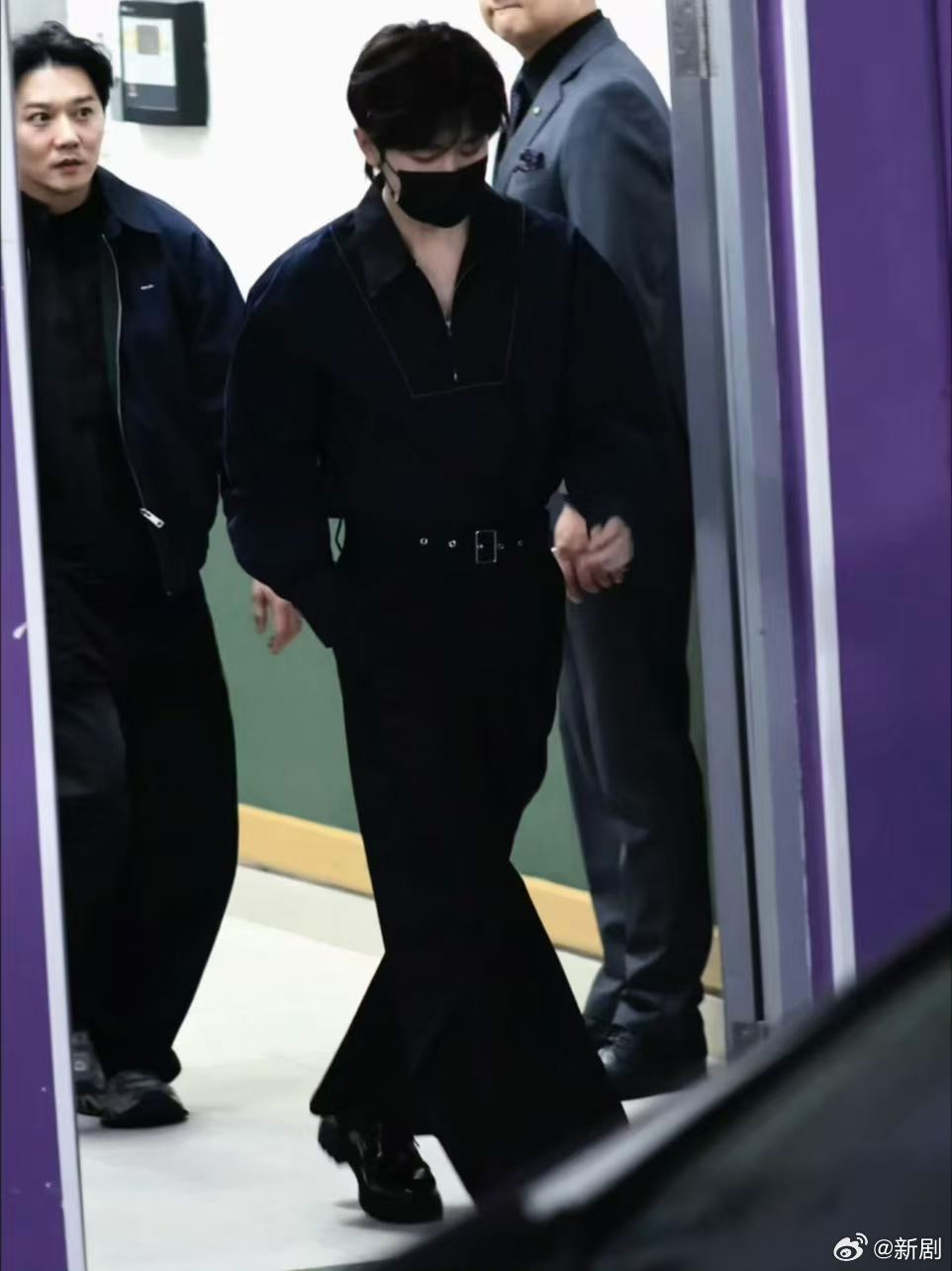 成毅深V造型亮相，贵公子气质引瞩目