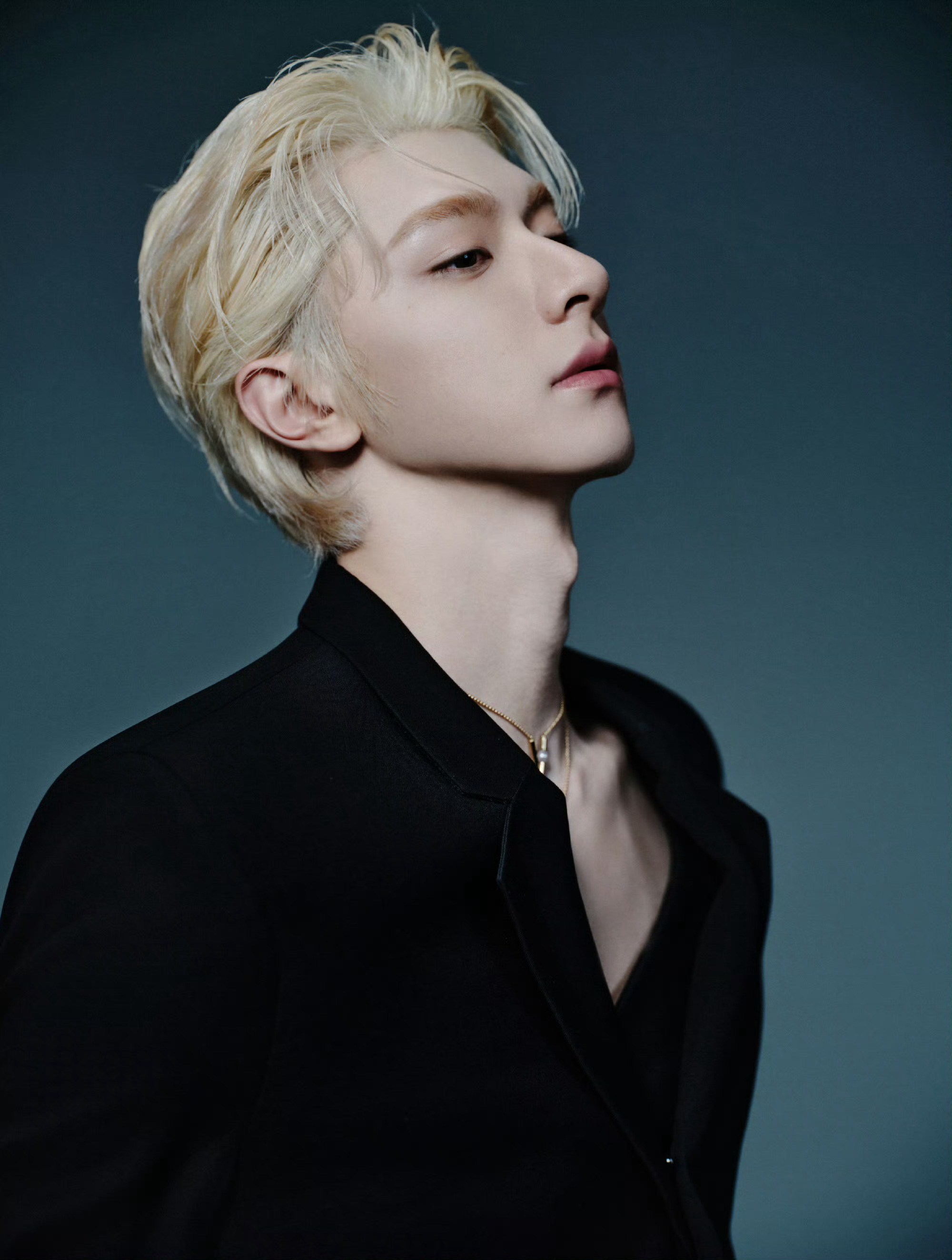 林一金发深V露腰西装造型引热议