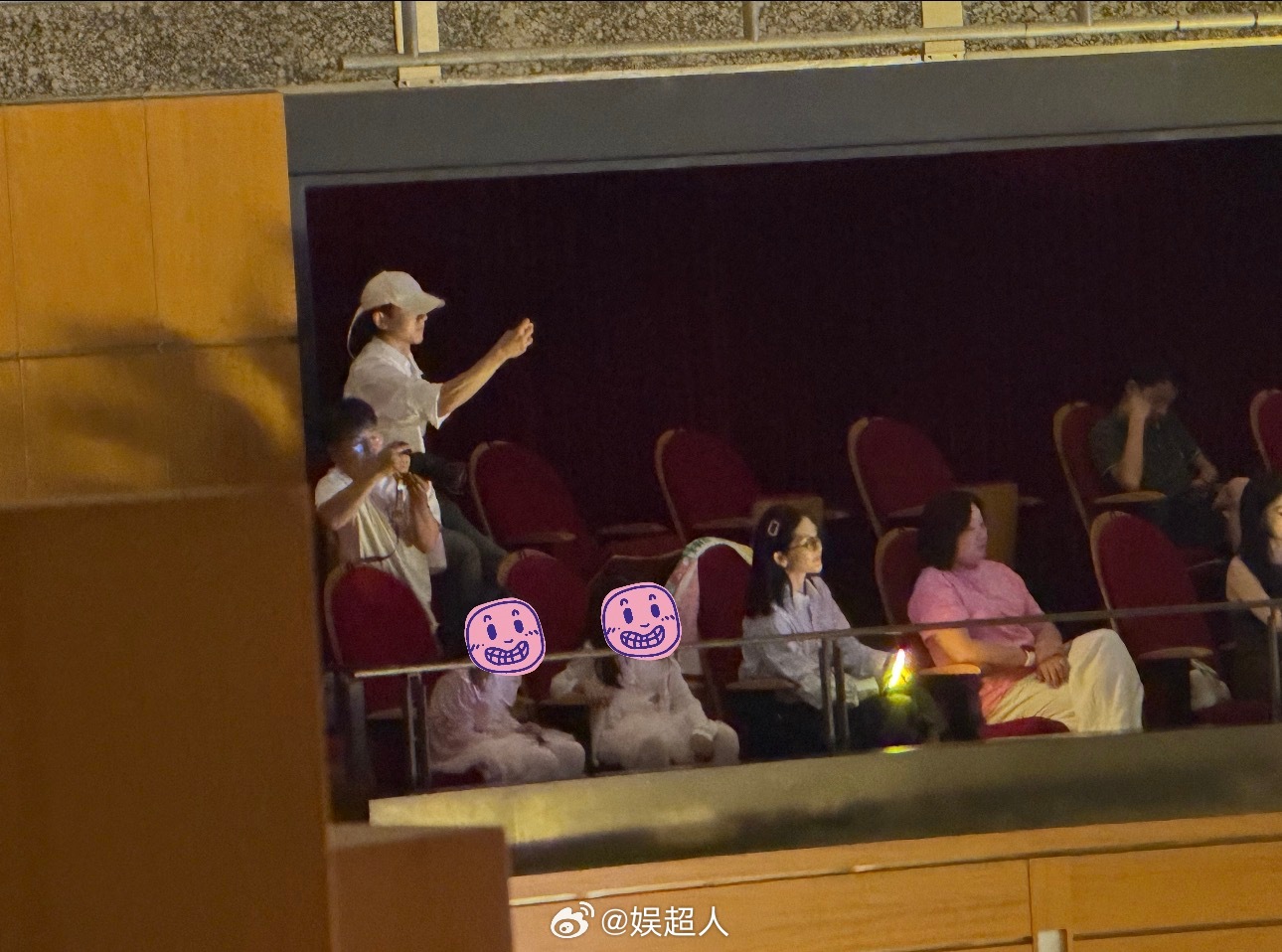 张杰谢娜携女观看芽芽演出