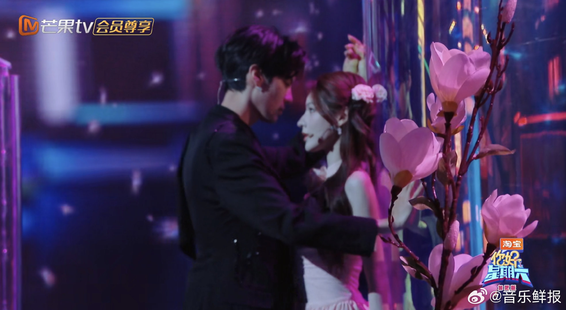 张予曦毕雯珺《沉溺》舞台深情对视壁咚