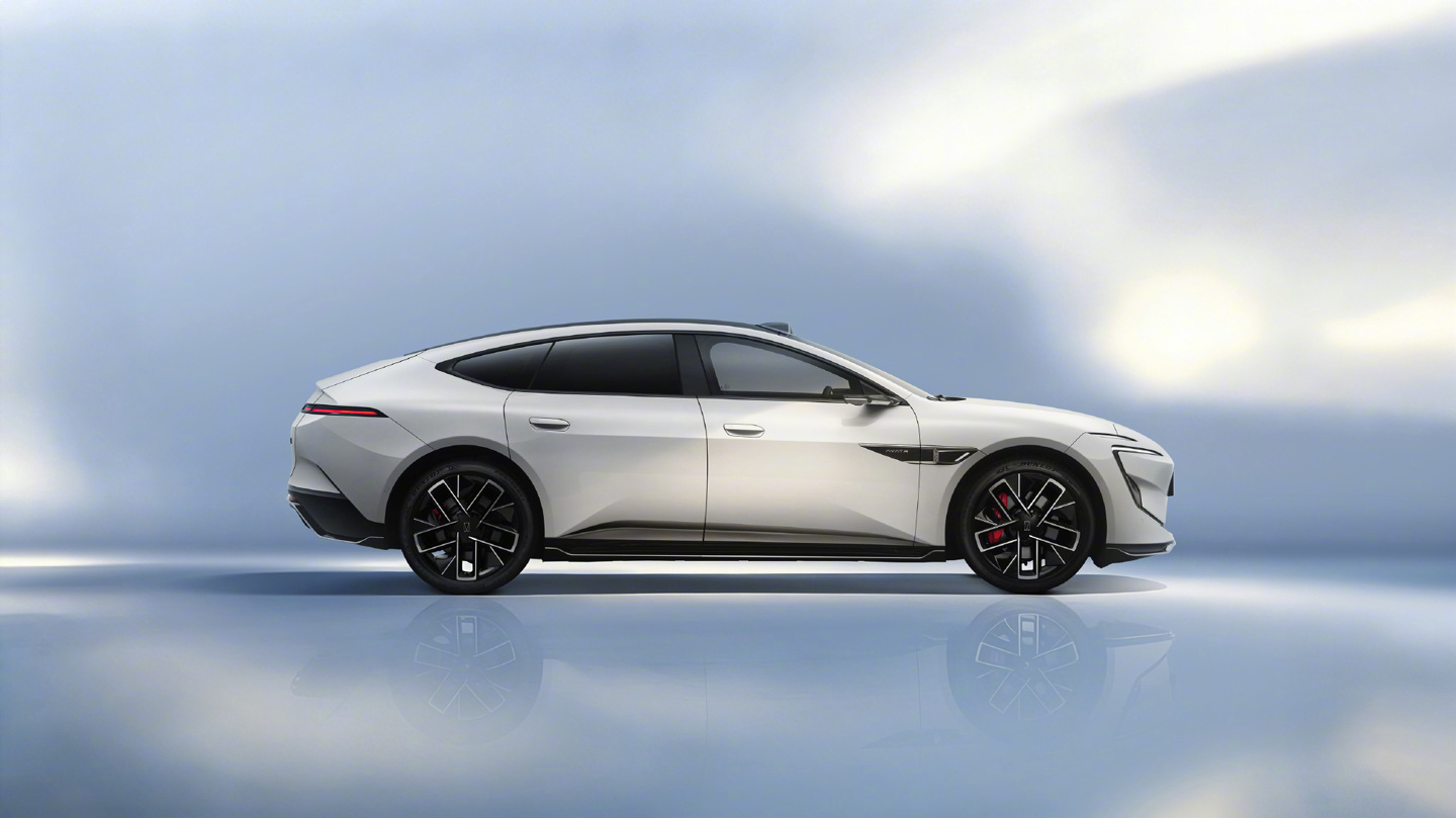 新款阿维塔12官图发布，设计动力操控智驾升级