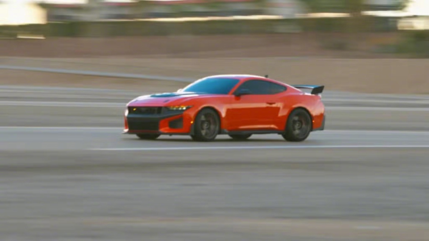 F1冠军维斯塔潘试驾福特Dark Horse跑车遭红牛意外曝光