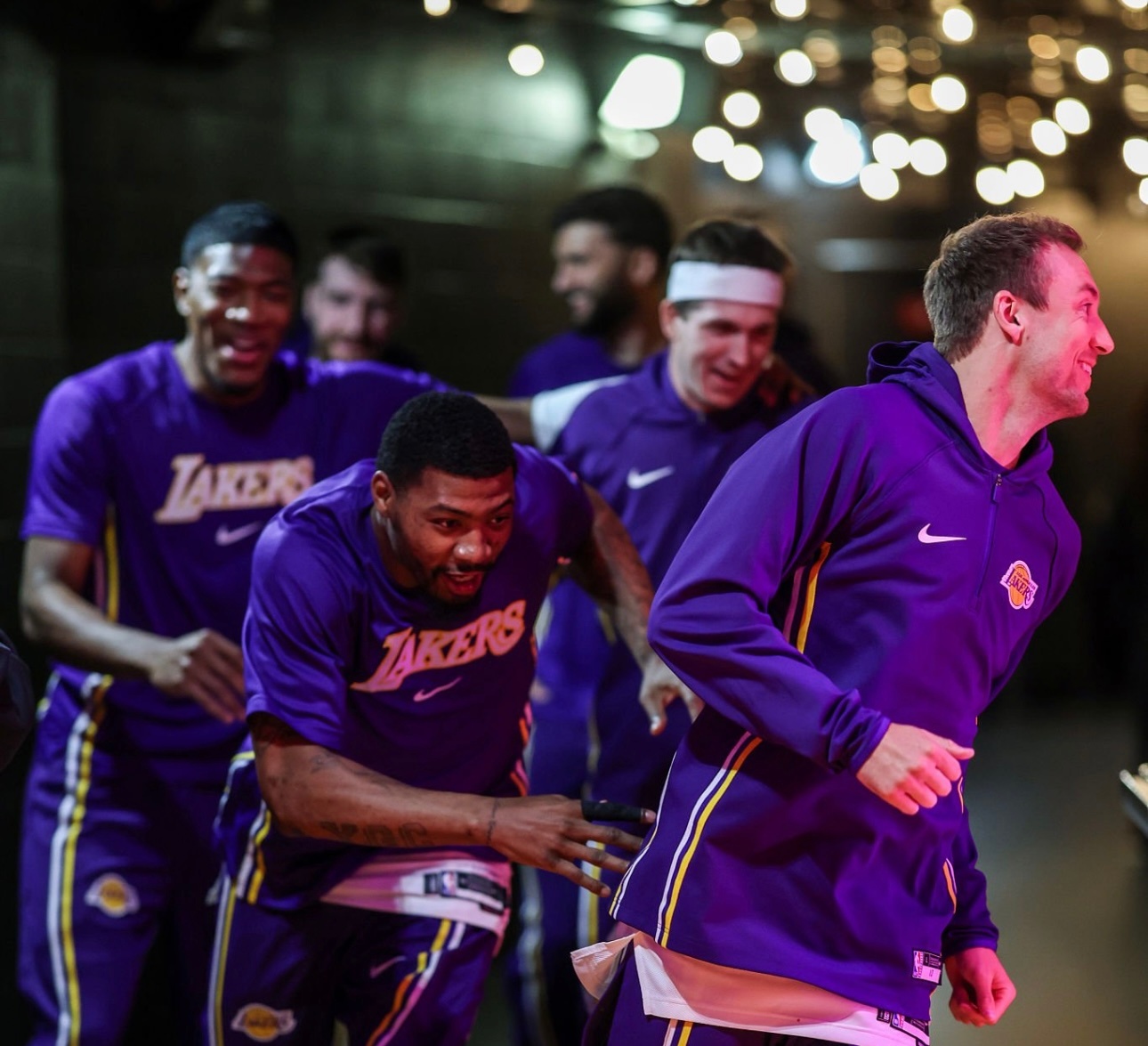 斯玛特称以湖人更衣室领袖为荣，约束艾顿专注比赛