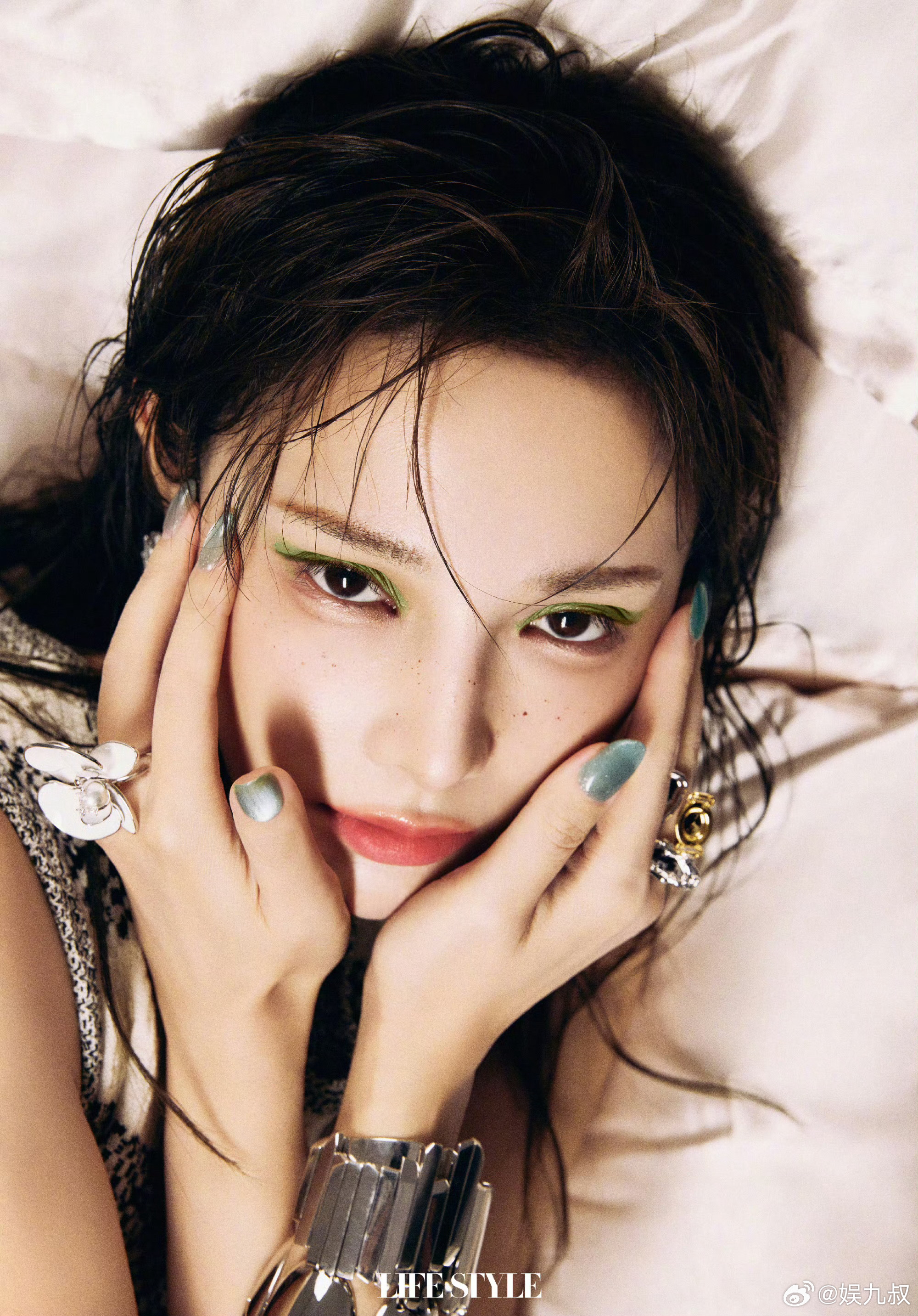 彭小苒大胆妆造气场全开，化妆师获赞