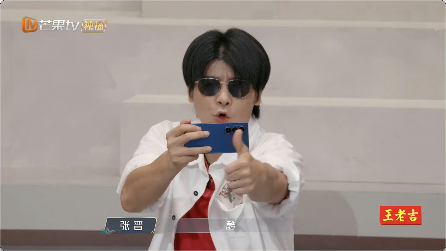 张晋为苏新皓表演竖大拇指点赞