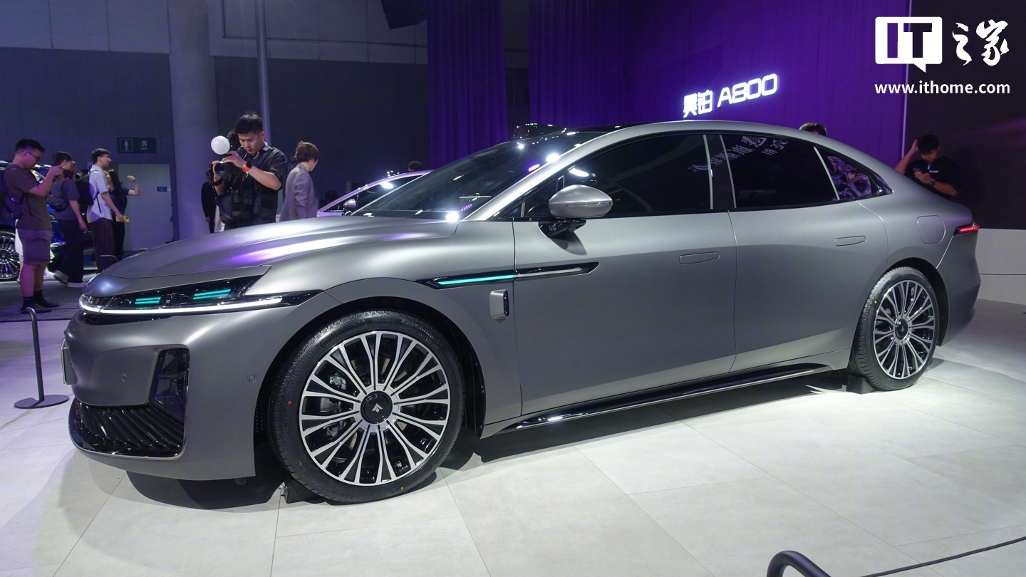 广汽昊铂A800广州车展亮相内饰，搭载华为乾崑智驾与鸿蒙座舱