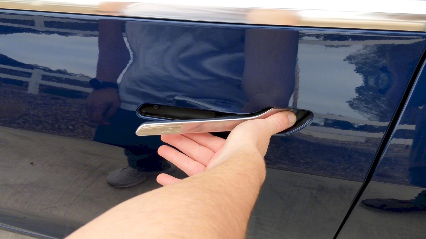 马斯克拍板电动车门设计致15人死亡，多国监管机构展开审查