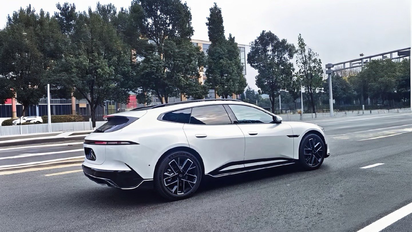 阿维塔06T实车上路亮相