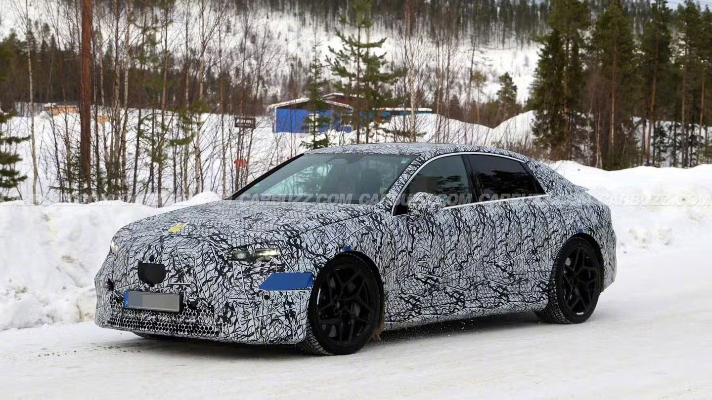 奔驰AMG C级纯电性能轿车路测图曝光，亮蓝车漆抢眼