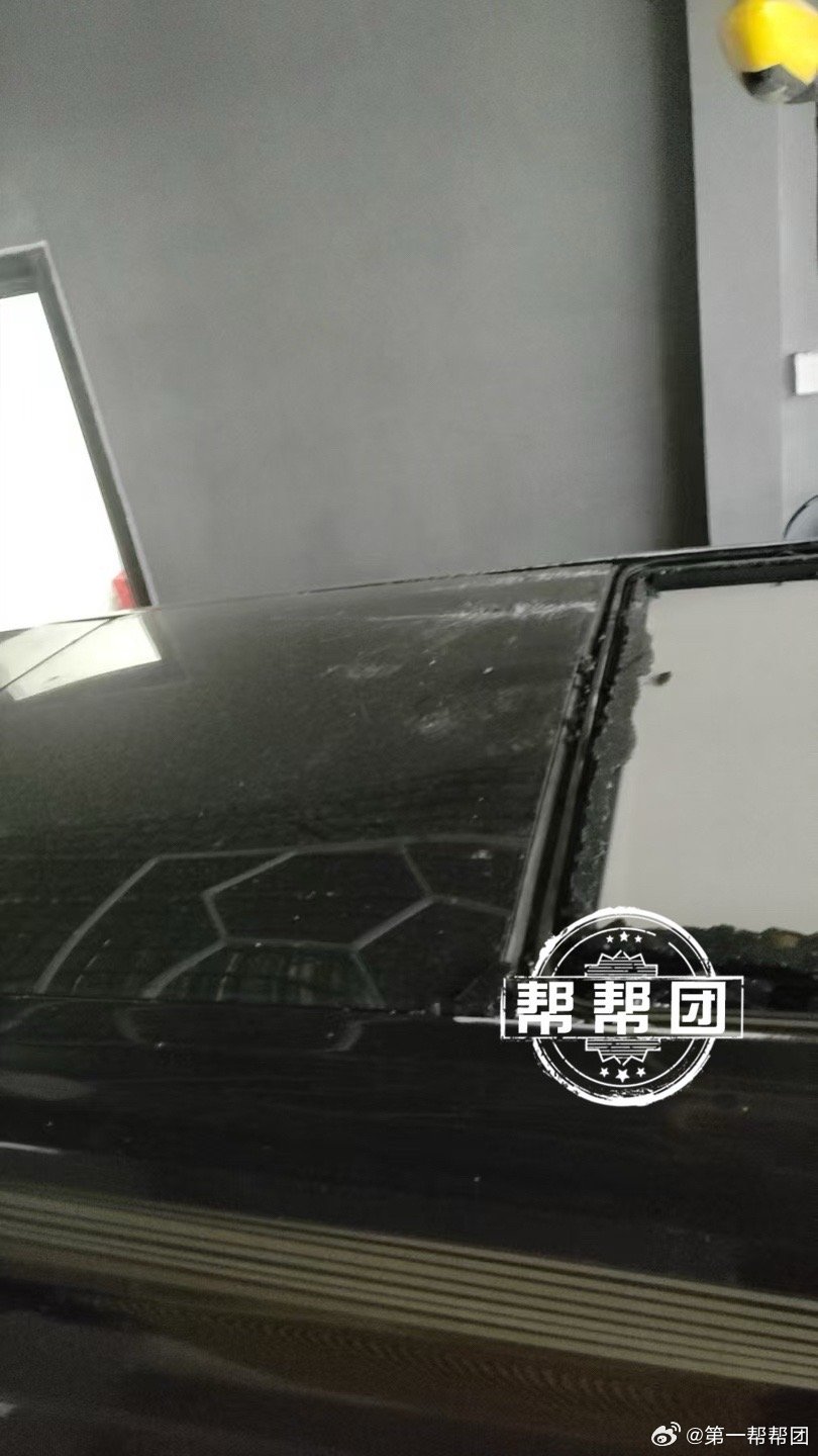 奔驰车剐蹭喷淋头损失两万，物业称入口贴有限高标志