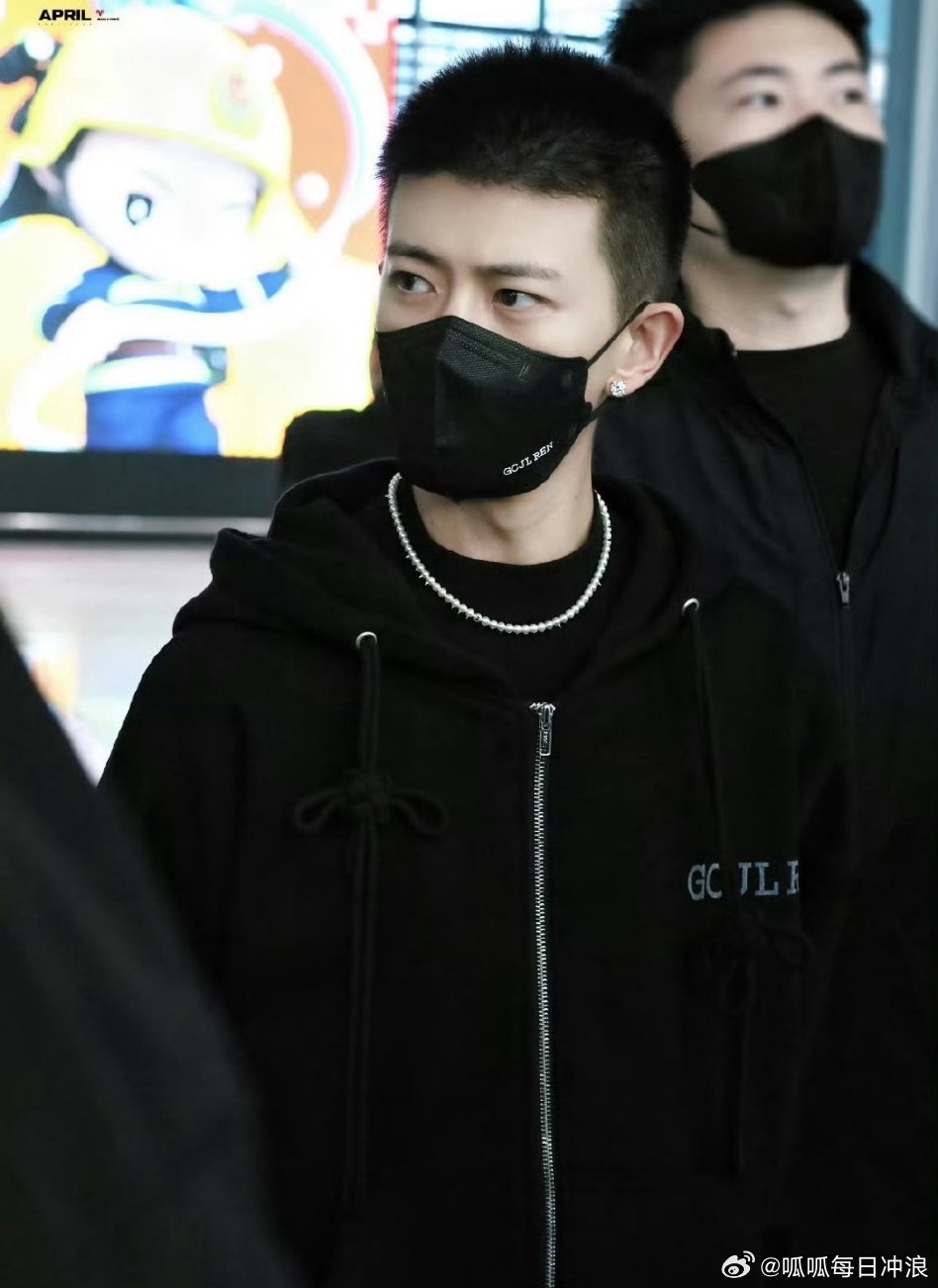 任嘉伦刘雨昕等明星抵达新加坡参加微博文化交流之夜