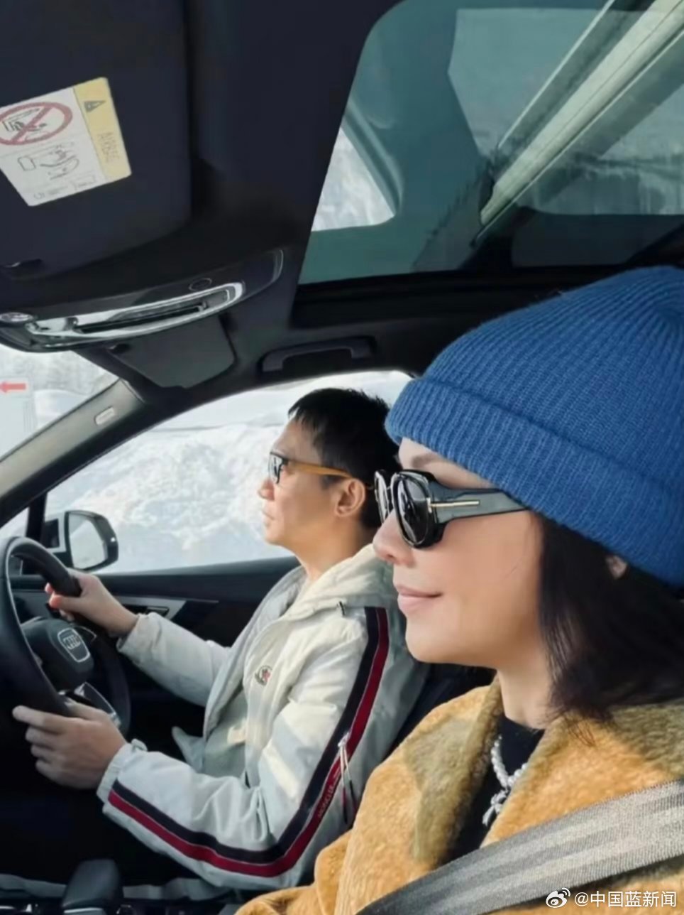 梁朝伟刘嘉玲日本自驾过节，墨镜玫瑰显潇洒