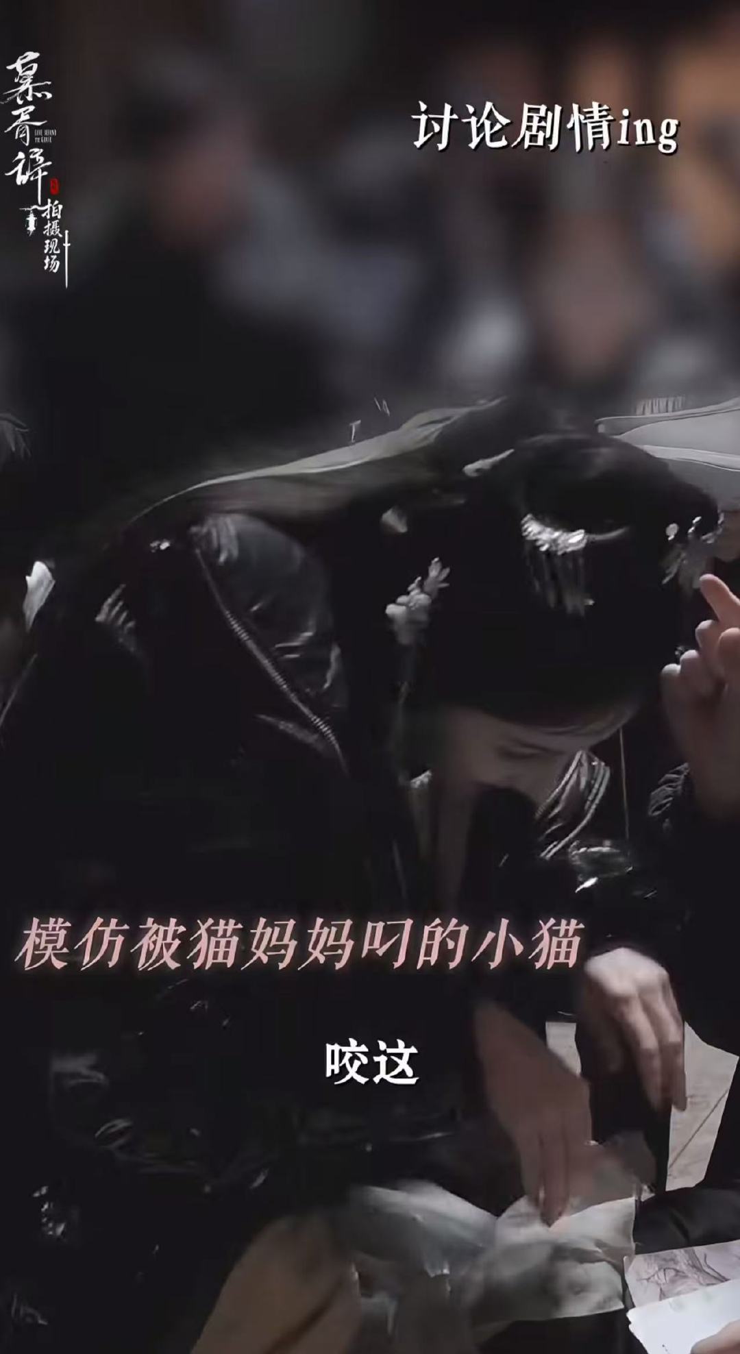 迪丽热巴模仿被猫妈妈叼的小猫