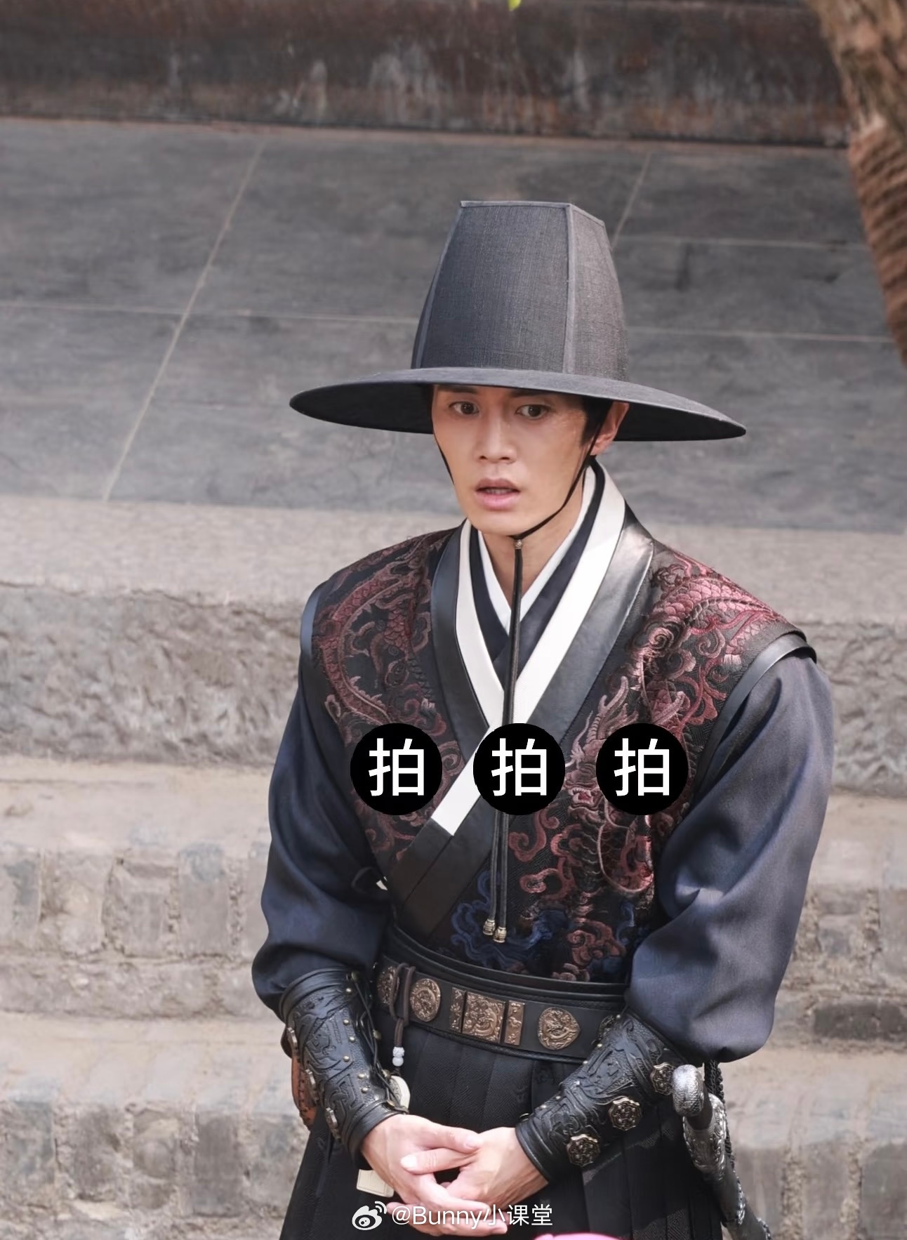 任嘉伦《锦衣搜金录》今日开机，路透身形消瘦